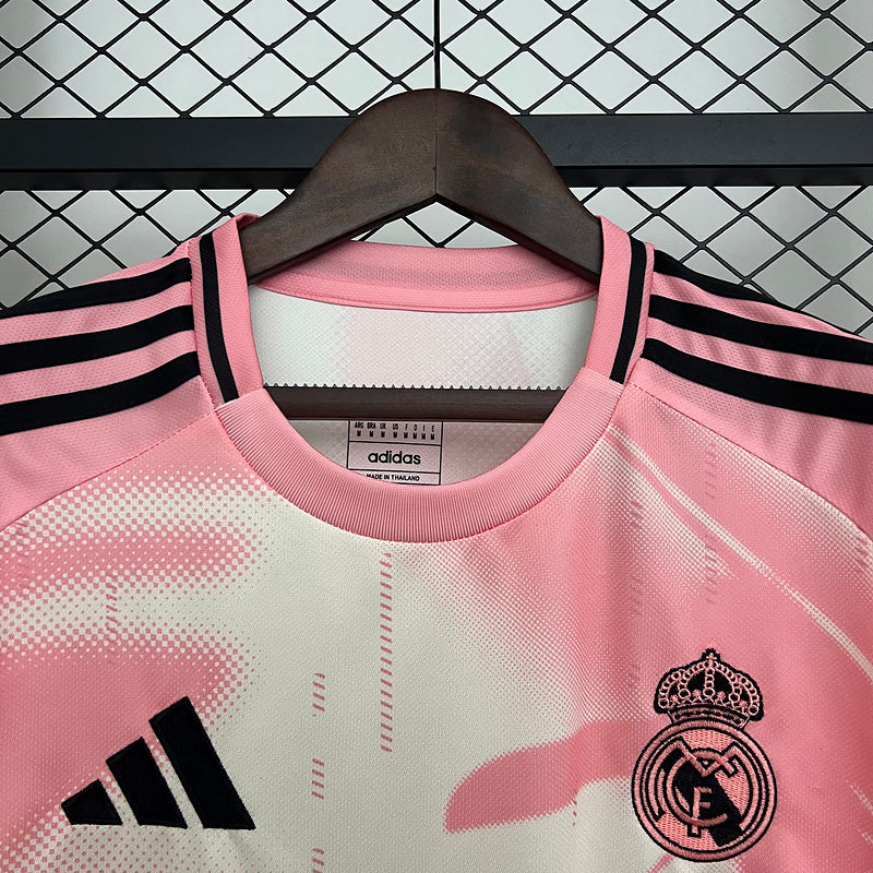 Maillot concept du Real Madrid rose/blanc