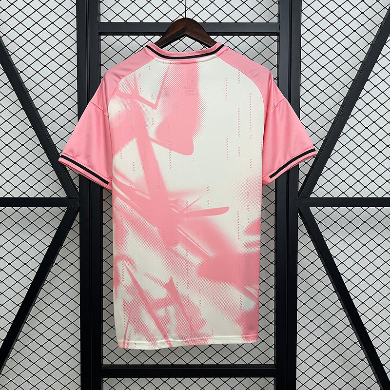 Maillot concept du Real Madrid rose/blanc