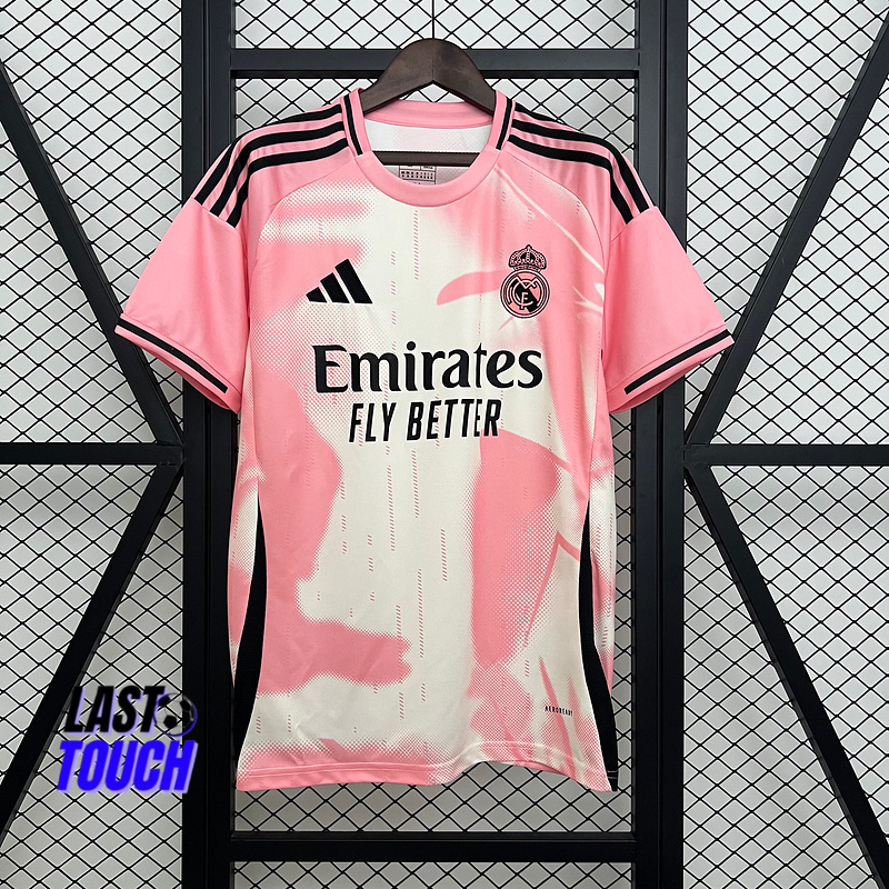 Maillot concept du Real Madrid rose/blanc